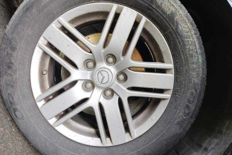 Used Mazda 8 2013 2.5L Ultimate Edition Right Front Wheel Hub