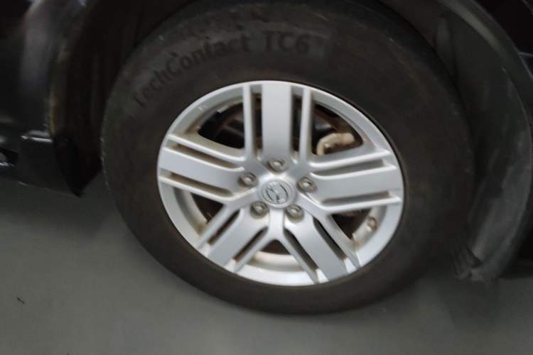 Used Mazda 8 2013 2.5L Ultimate Edition Right Front Wheel Hub