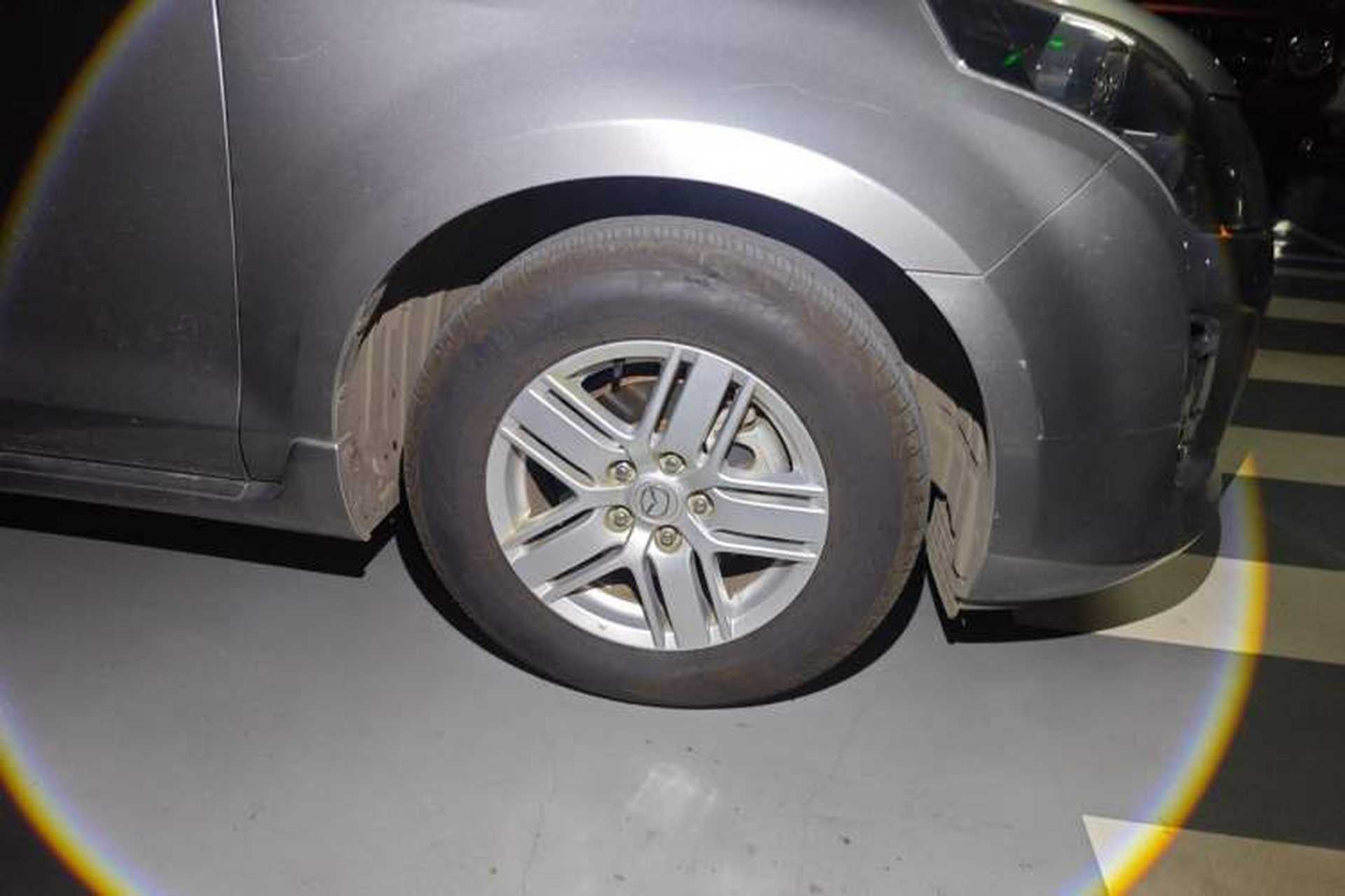 Used Mazda 8 2013 2.5L Ultimate Edition Right Front Wheel Hub