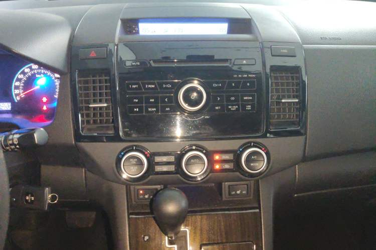 Used Mazda 8 2015 2.5L Elite Edition Audio And AC Panel