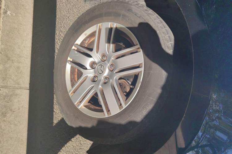 Used Mazda 8 2015 2.5L Ultimate Edition Right Front Wheel Hub