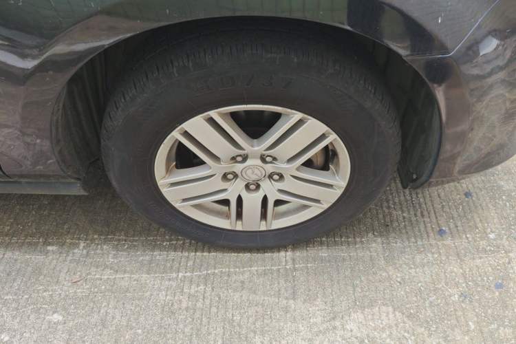 Used Mazda 8 2015 2.5L Elite Edition Right Front Wheel Hub