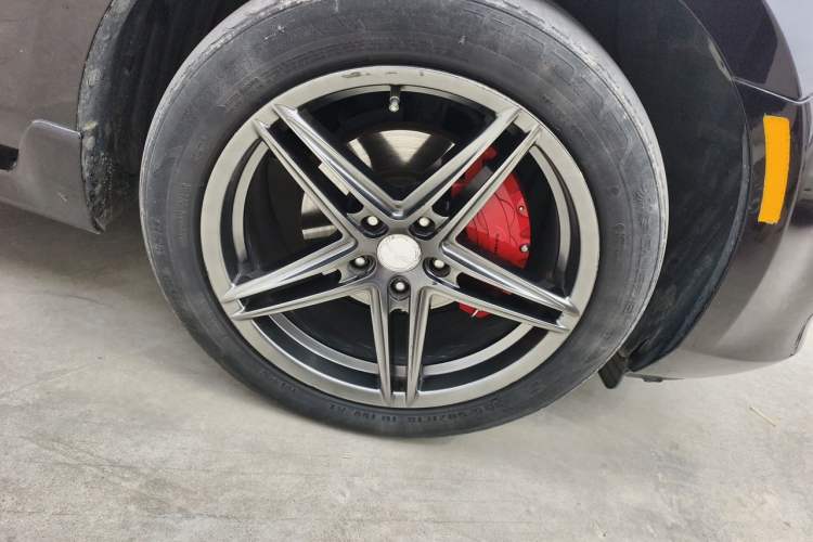 Used Mazda 8 2015 2.5L Ultimate Edition Right Front Wheel Hub