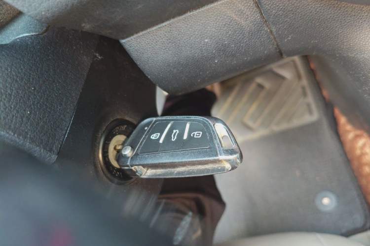 Used Mazda 8 2015 2.5L Elite Edition Vehicle Key