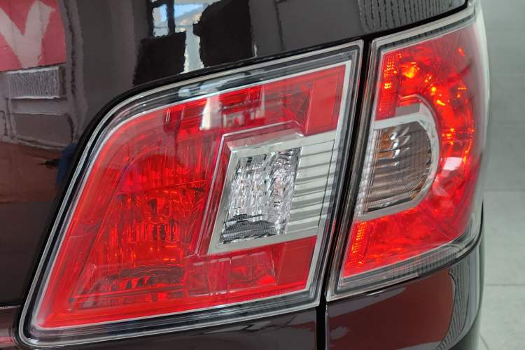 Used Mazda 8 2015 2.5L Ultimate Edition Exterior 9