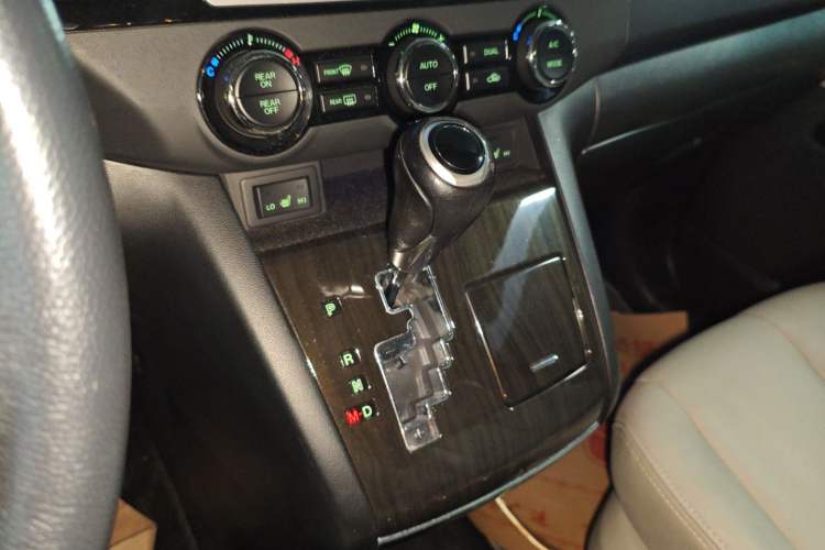 Used Mazda 8 2015 2.5L Ultimate Edition Gear Lever