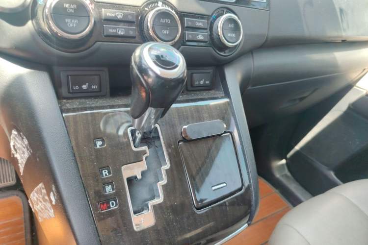 Used Mazda 8 2015 2.5L Ultimate Edition Gear Lever