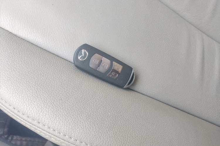 Used Mazda 8 2015 2.5L Flagship Edition Interior 1