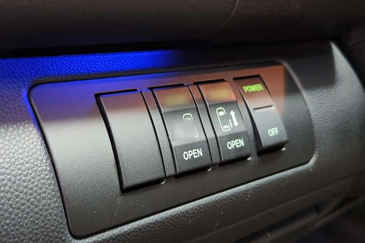 Used Mazda 8 2015 2.5L Ultimate Edition Interior 11