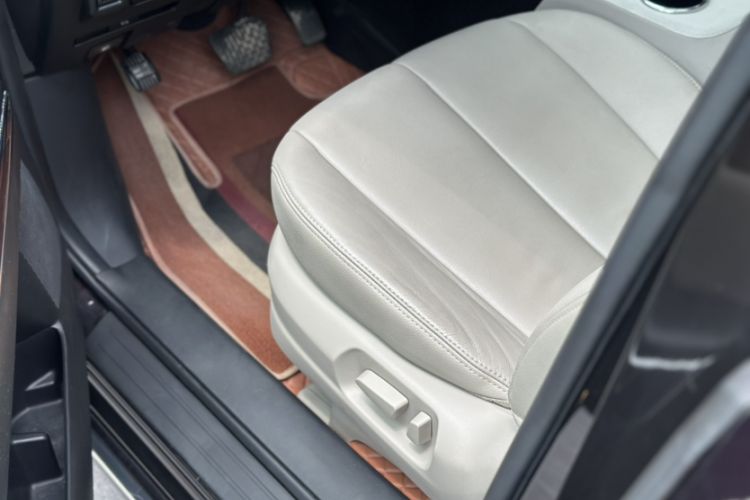 Used Mazda 8 2015 2.5L Ultimate Edition Interior 4
