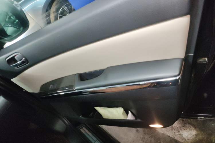 Used Mazda 8 2015 2.5L Flagship Edition Interior 5