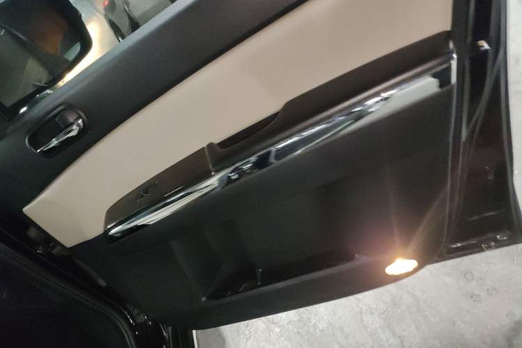 Used Mazda 8 2015 2.5L Ultimate Edition Interior 5