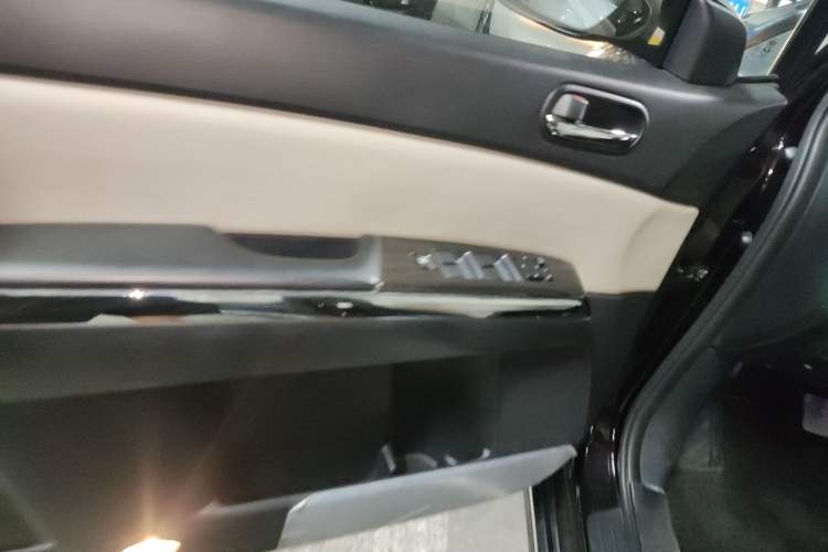 Used Mazda 8 2015 2.5L Ultimate Edition Interior 7