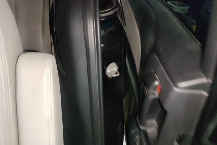 Used Mazda 8 2015 2.5L Ultimate Edition Interior 8