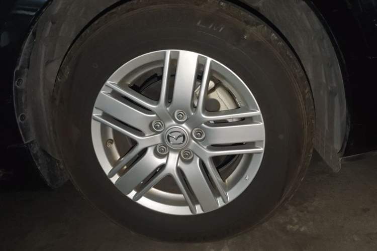 Used Mazda 8 2015 2.5L Ultimate Edition Right Front Wheel Hub