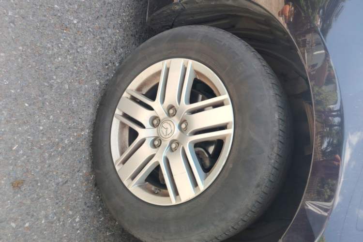 Used Mazda 8 2015 2.5L Ultimate Edition Right Front Wheel Hub