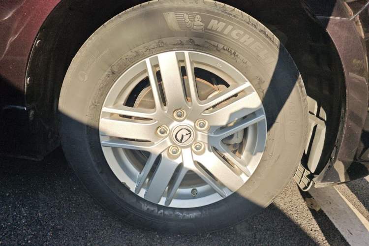 Used Mazda 8 2015 2.5L Ultimate Edition Right Front Wheel Hub