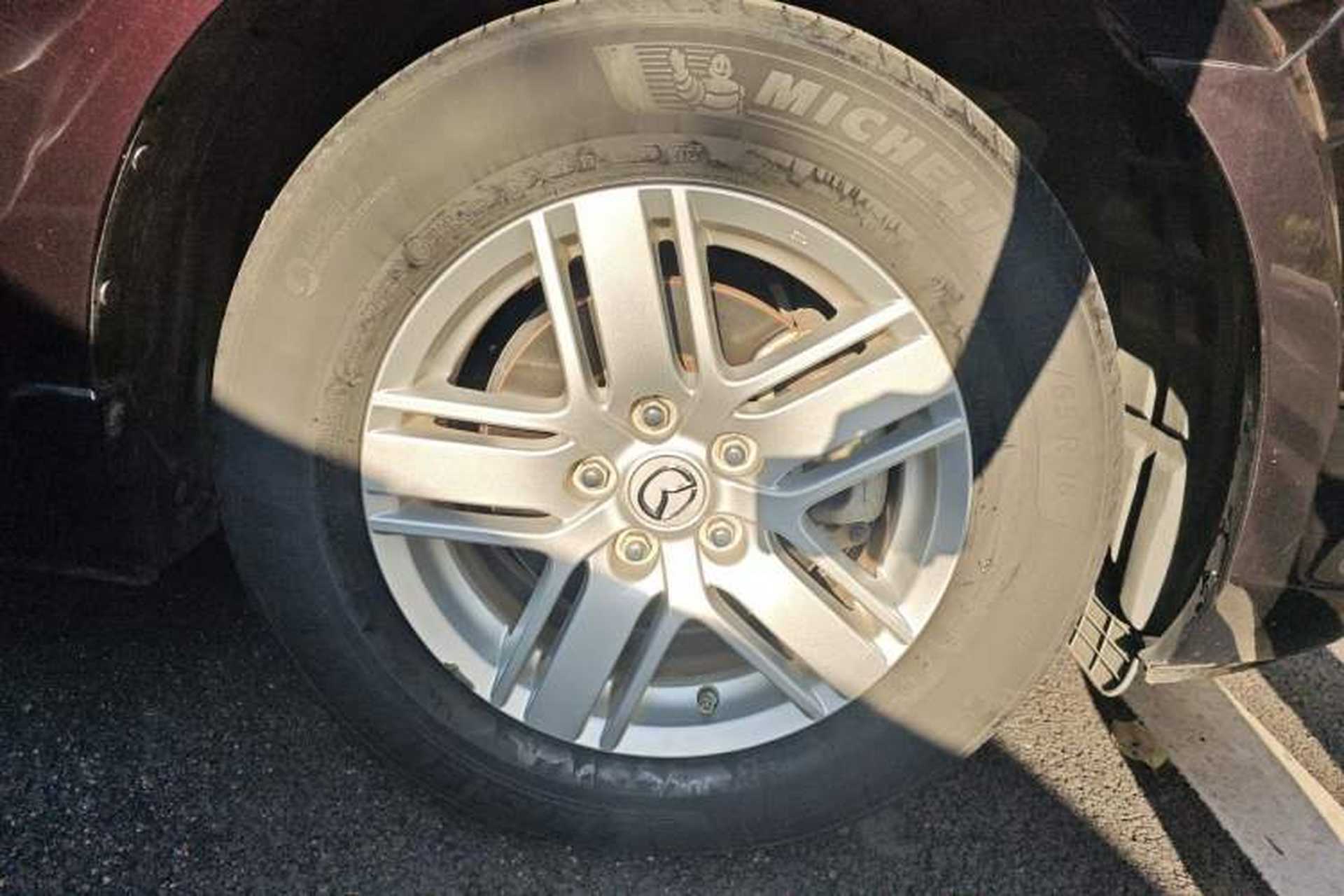 Used Mazda 8 2015 2.5L Ultimate Edition Right Front Wheel Hub
