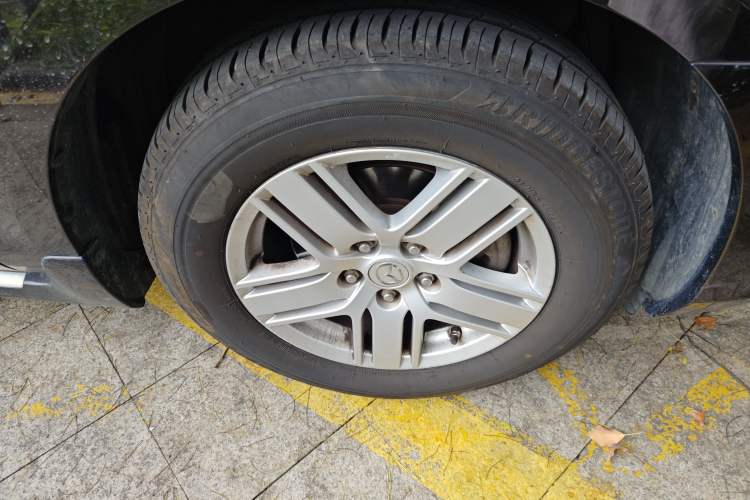 Used Mazda 8 2015 2.5L Ultimate Edition Right Front Wheel Hub