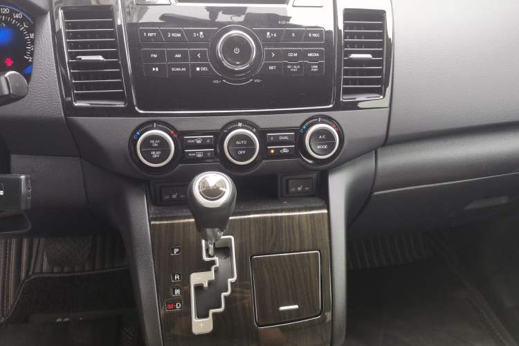 Used Mazda 8 2015 2.5L Elite Edition Audio And AC Panel