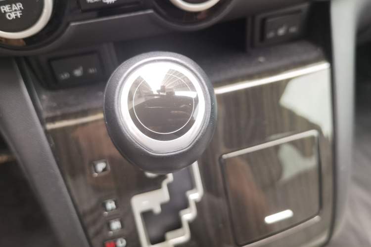 Used Mazda 8 2015 2.5L Elite Edition Gear Lever
