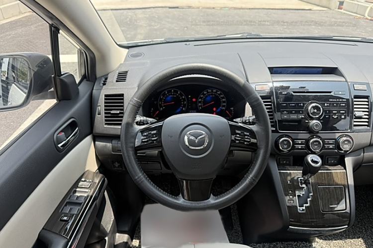 Used Mazda 8 2015 2.5L Ultimate Edition Interior 12