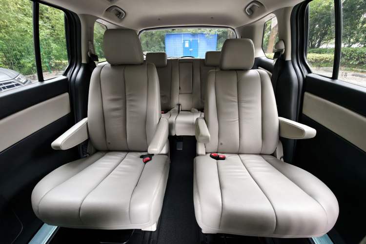 Used Mazda 8 2015 2.5L Flagship Edition Interior 2