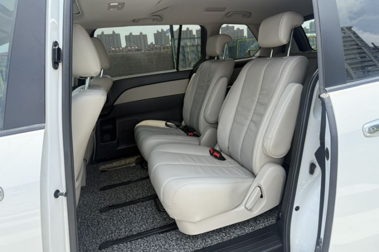 Used Mazda 8 2015 2.5L Ultimate Edition Interior 4