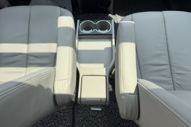Used Mazda 8 2015 2.5L Ultimate Edition Interior 7