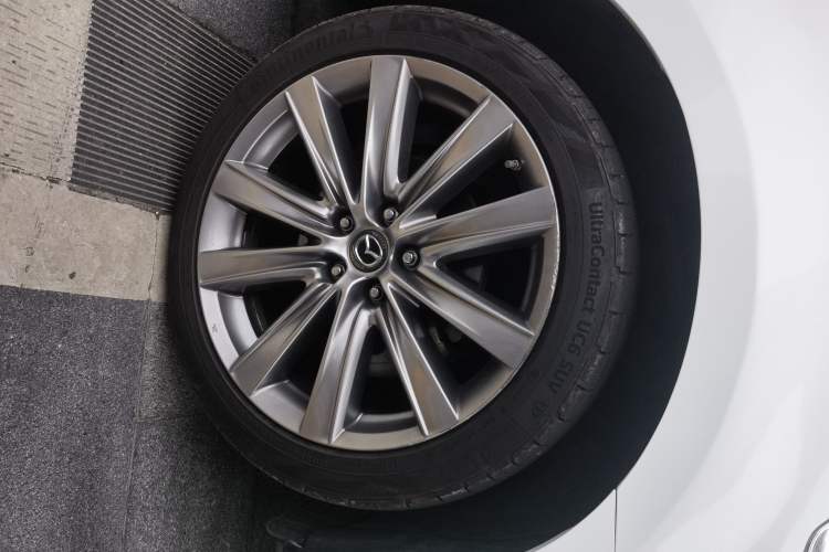 Used Mazda 8 2015 2.5L Elite Edition Right Front Wheel Hub