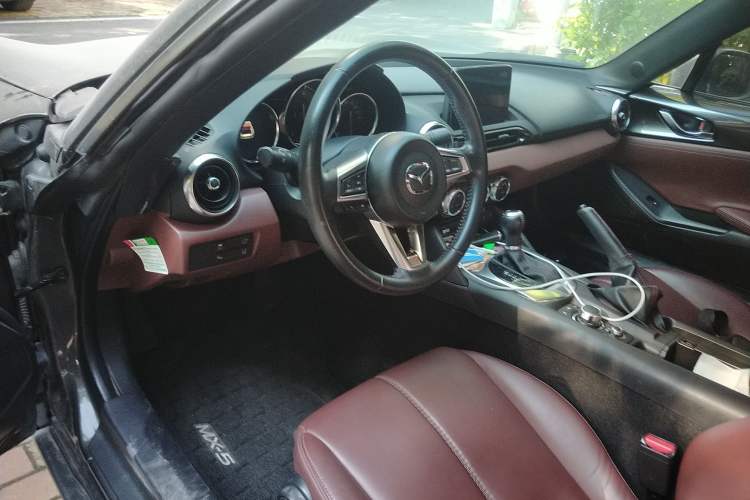 Used Mazda MX-5 2018 2.0L RF Platinum Steel Gray Center Console