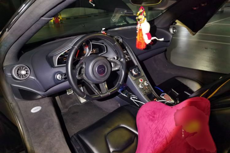 Used McLaren 12C 2013 3.8T COUPE Center Console