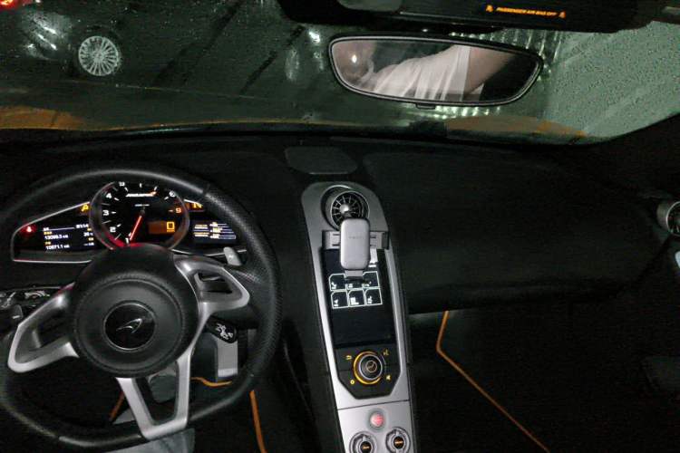 Used McLaren 650S 2014 3.8T Spider Center Console