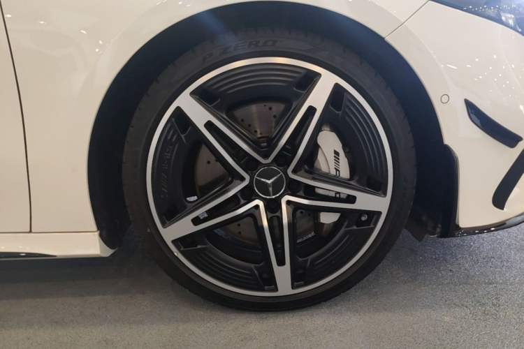 Used Mercedes-Benz A AMG 2025-Year Restyled AMG A 35 L 4MATIC Right Front Wheel Hub