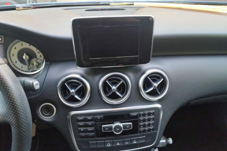 Used Mercedes-Benz A-Class 2013 A 200 Urban Edition Audio And AC Panel