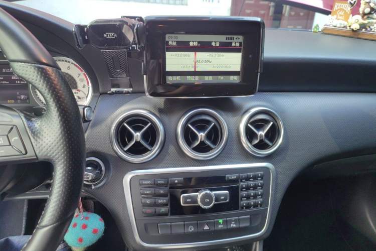 Used Mercedes-Benz A-Class 2013 A 200 Urban Edition Audio And AC Panel