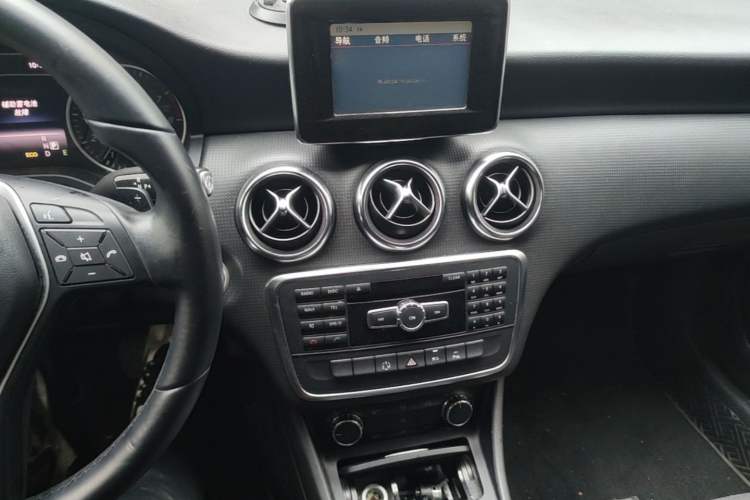Used Mercedes-Benz A-Class 2013 A 180 Fashion Model Audio And AC Panel