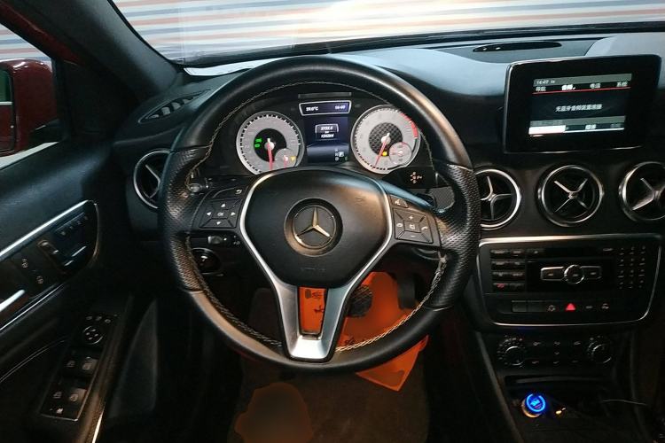 Used Mercedes-Benz A-Class 2013 A 200 Urban Edition Steering Wheel