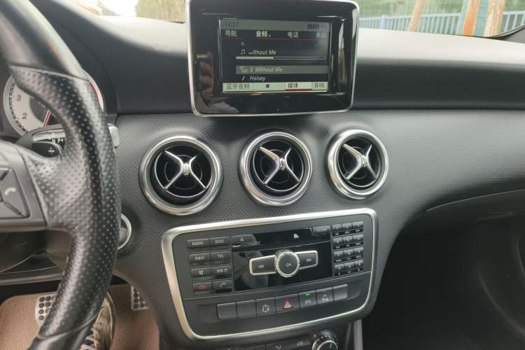 Used Mercedes-Benz A-Class 2013 A 200 Urban Edition Audio And AC Panel