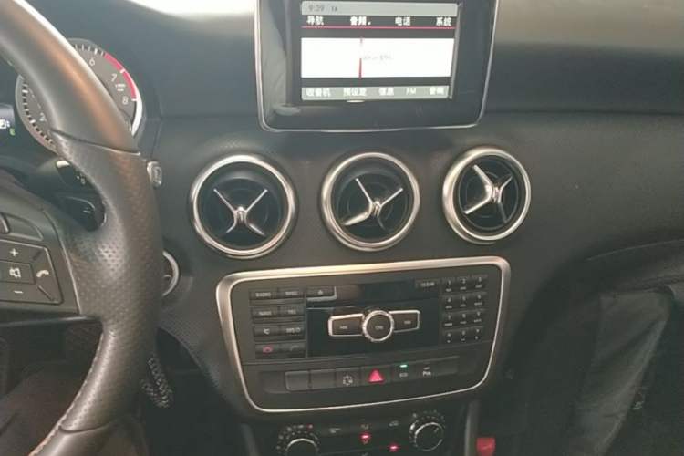 Used Mercedes-Benz A-Class 2013 A 200 Urban Edition Audio And AC Panel