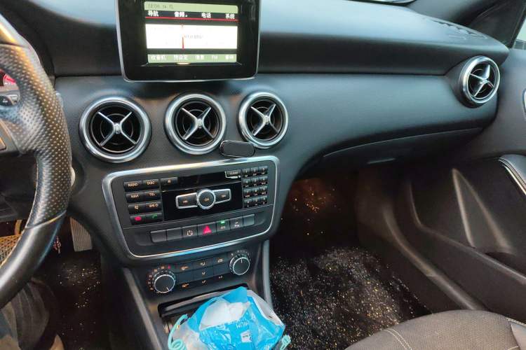 Used Mercedes-Benz A-Class 2013 A 200 Urban Edition Audio And AC Panel