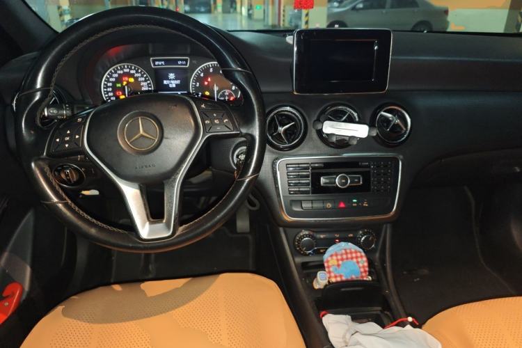 Used Mercedes-Benz A-Class 2013 A 180 Fashion Model Center Console
