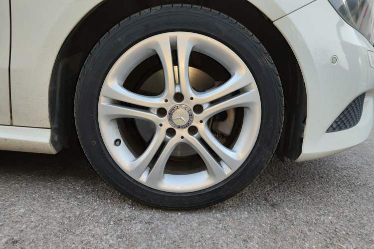 Used Mercedes-Benz A-Class 2013 A 200 Urban Edition Right Front Wheel Hub