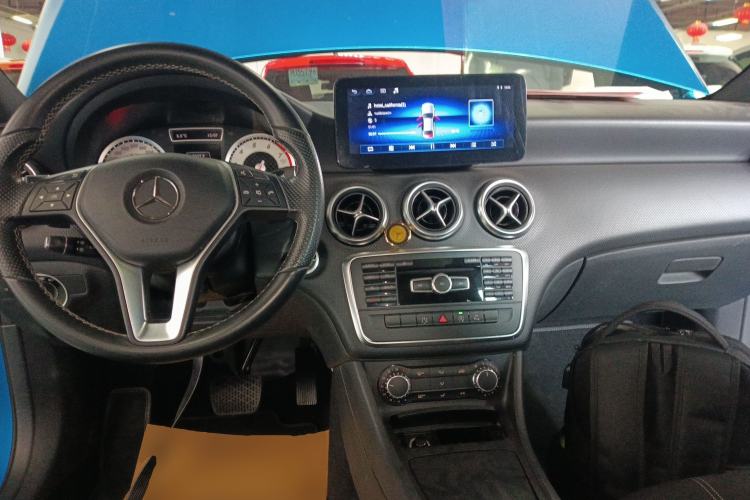 Used Mercedes-Benz A-Class 2015 A 200 Fashion Model Center Console