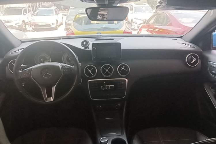 Used Mercedes-Benz A-Class 2015 A 200 Fashion Model Center Console
