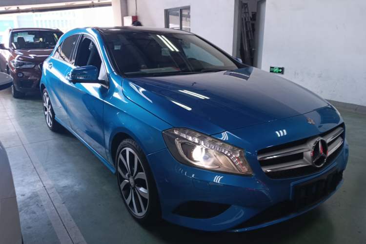 Used Mercedes-Benz A-Class 2015 A 200 Fashion Model Front Right 45 Deg
