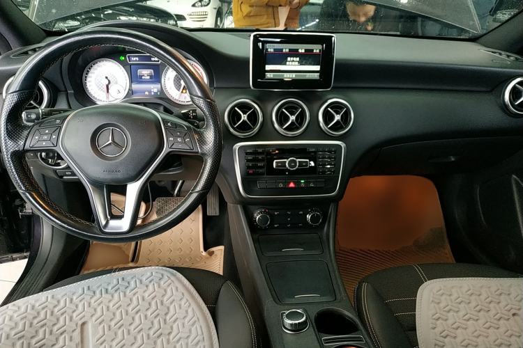 Used Mercedes-Benz A-Class 2015 A 200 Fashion Model Center Console