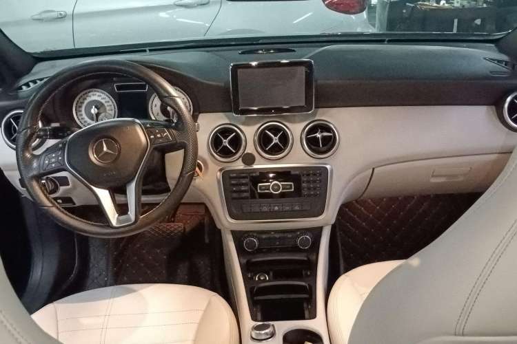 Used Mercedes-Benz A-Class 2015 A 200 Fashion Model Center Console