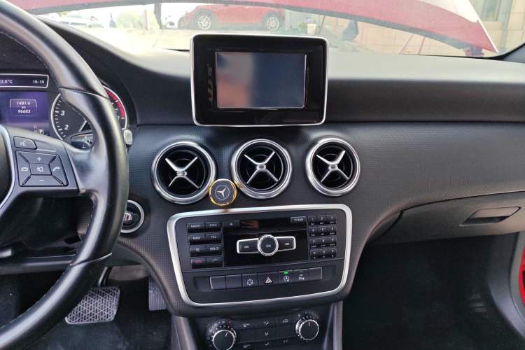 Used Mercedes-Benz A-Class 2015 A 180 Audio And AC Panel