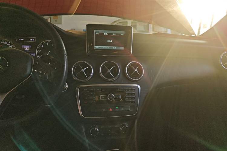 Used Mercedes-Benz A-Class 2015 A 180 Standard Model Audio And AC Panel
